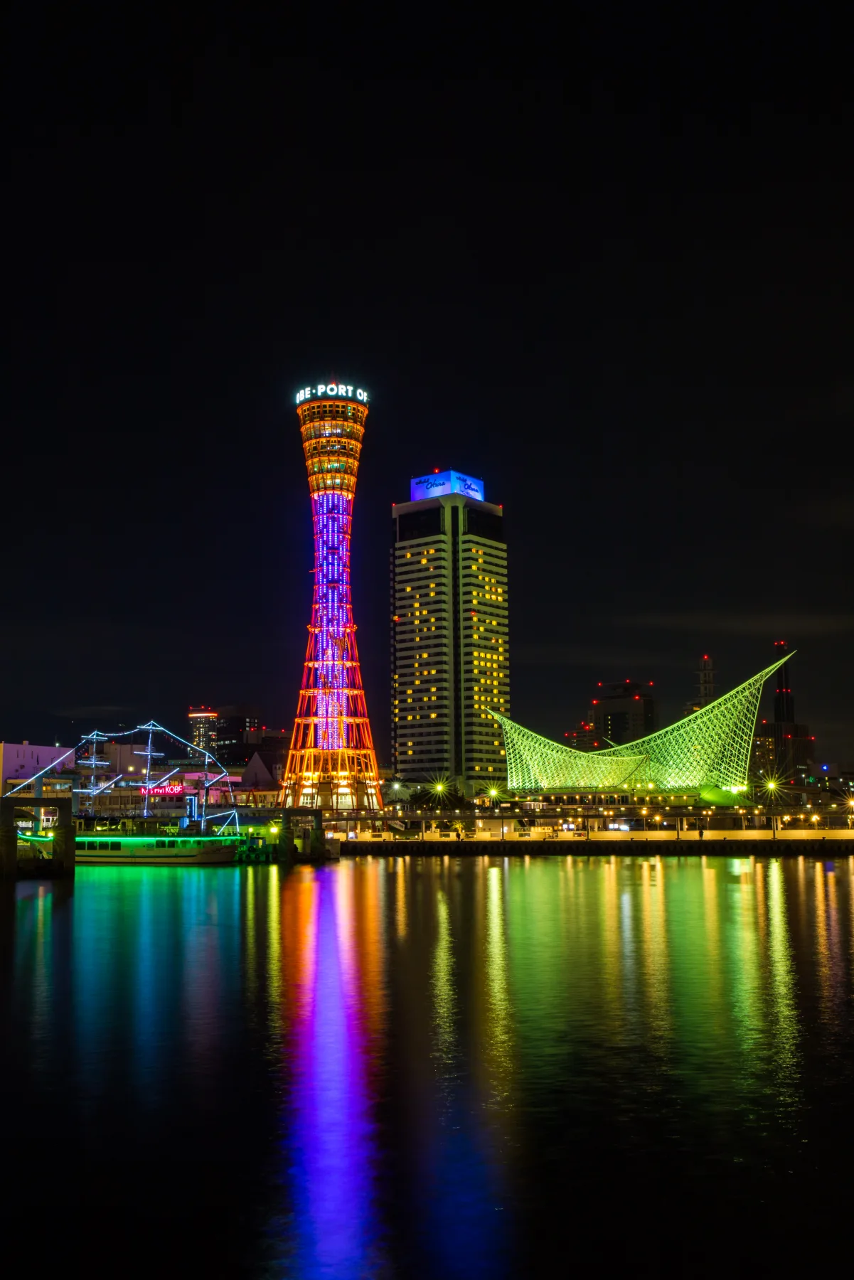 神戸ポートタワーと海洋博物館を縦構図で捉えた夜景