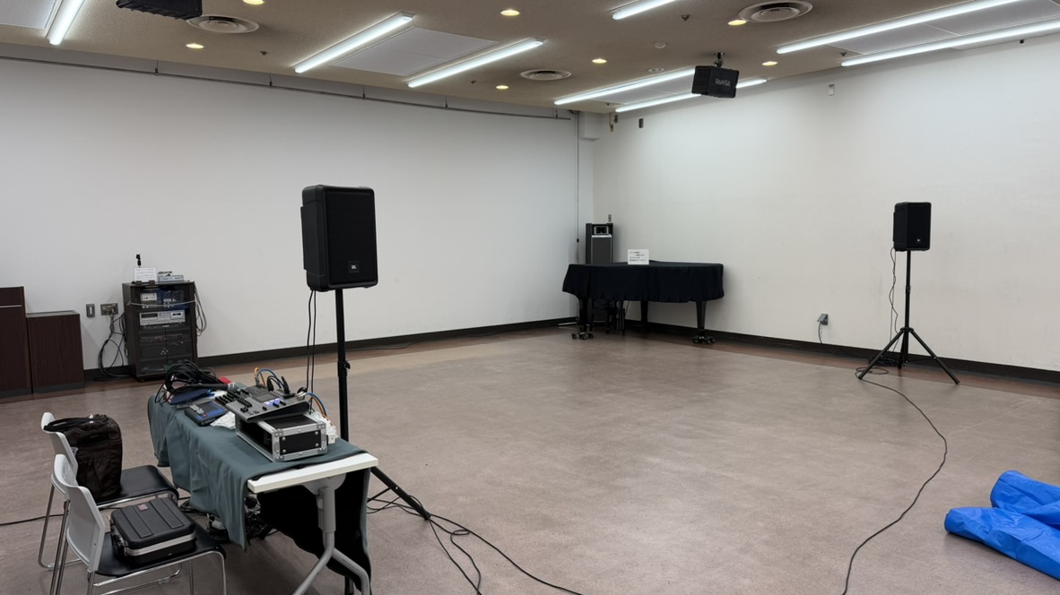 人形劇会場に設置した音響卓とスタンド付きスピーカー2台