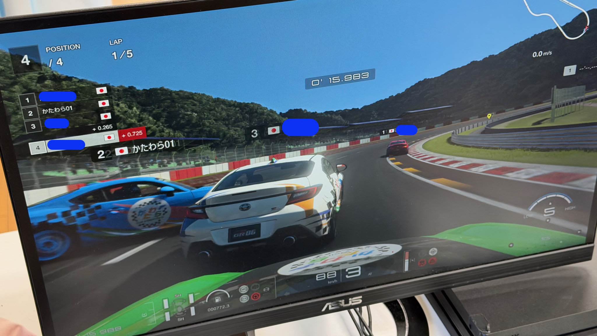 複数の車両がコースを走る、レーシングゲームの画面
